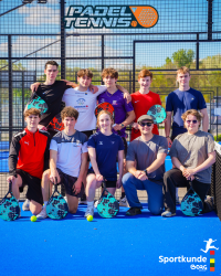 Dynamische Ballwechsel auf dem Padelcourt in Krems
