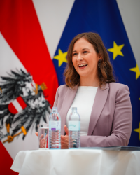 Europa-Stammtisch: Die 5D im Diskurs mit Europa-Ministerin Claudia Bauer