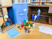Thema "Flucht" - Schüler*innen schenken der Bibliothek ihre wunderschönen Exponate zur Klassenlektüre