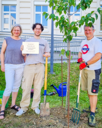 8D pflanzt Baum zum Abschied